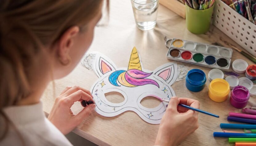 apprenez à personnaliser facilement votre masque licorne à imprimer en utilisant des couleurs éclatantes pour un résultat unique et magique.