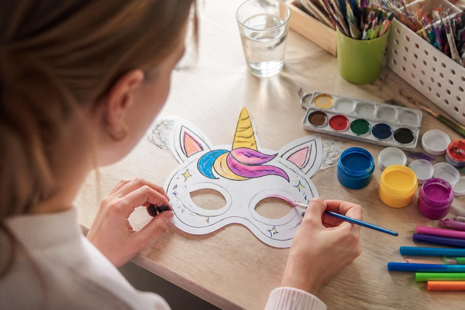 apprenez à personnaliser facilement votre masque licorne à imprimer en utilisant des couleurs éclatantes pour un résultat unique et magique.