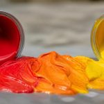 découvrez ce que donne le mélange du rouge et du jaune, deux couleurs primaires, pour créer des teintes vibrantes et chaleureuses.
