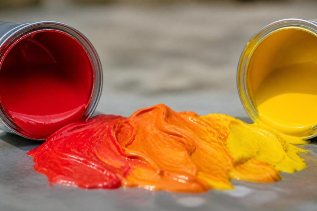 découvrez ce que donne le mélange du rouge et du jaune, deux couleurs primaires, pour créer des teintes vibrantes et chaleureuses.