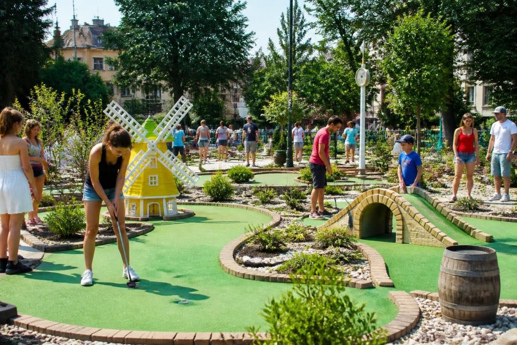 découvrez les meilleurs minigolfs près de chez vous et profitez d'une expérience ludique pour améliorer votre swing tout en vous amusant en famille ou entre amis.