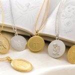 découvrez notre guide pratique pour choisir la médaille de baptême idéale pour un garçon, alliant tradition, élégance et symbolisme.